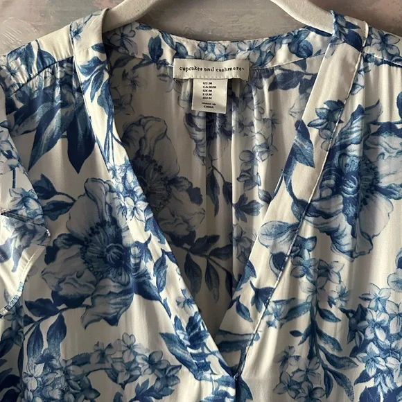 Cupcakes & Cashmere Blue and White Floral Blouse - Picture 4 of 5